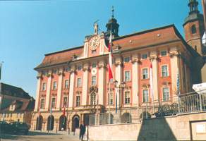 Rathaus von 1732. Im Vordergrund die St&uuml;tzmauer mit Zugang zu den Funden
