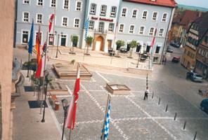Nordseite des Marktplatzes mit arch&auml;ologischen Fenstern